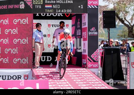 Fossacesia, Italia. 06th maggio, 2023. Bauke Mollema dei Paesi Bassi e del Team Trek - Segafredo sprints durante la tappa 1 del giro d'Italia 106th 2023 a Costa dei Trabocchi. (Foto di Elena Vizzoca/SOPA Images/Sipa USA) Credit: Sipa USA/Alamy Live News Foto Stock