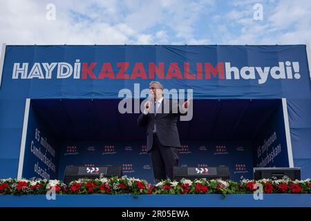 Istanbul, Turchia. 06th maggio, 2023. Sindaco del comune di Ankara Mansur Yava? fare discorsi durante il rally. Componenti dell'alleanza nazionale; CHP - Presidente del Partito popolare Repubblicano e candidato presidenziale 13th Kemal K?l?cdaro?lu, SP - Presidente del Partito Saadet Temel Karamollaoglu, DEVA - Presidente del Partito democrazia e progresso Ali Babacan, DP - Presidente del Partito democratico Gottekin Uysal, Partito IYI - buon Presidente Generale del Partito Meral AK?ener e GP - futuro Presidente del Partito Ahmet Davutoglu ha tenuto un raduno a Maltepe, Istanbul, con un'ampia partecipazione. Credit: SOPA Images Limited/Alamy Live News Foto Stock