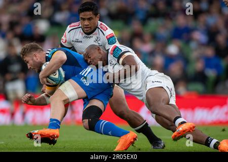 Dublino, Irlanda. 06th maggio, 2023. Jordan Larmour of Leinster affrontata da Makazole Mapimpi of Sharks durante la partita di Quarter-final del campionato di rugby Unito tra Leinster Rugby e Cell C Sharks allo stadio Aviva di Dublino, Irlanda il 6 maggio 2023 (Photo by Andrew SURMA/ Credit: Sipa USA/Alamy Live News Foto Stock