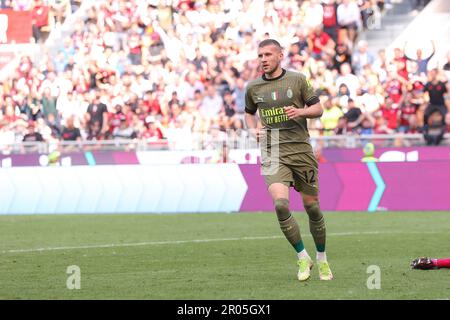 Milano, Italia. 06th maggio, 2023. Italia, Milano, maggio 6 2023: Ante Rebic (attaccante AC Milan) premiando in prima fila nel secondo tempo durante la partita di calcio AC MILAN vs SS LAZIO, Serie A Tim 2022-2023 day34 stadio San Siro (Foto di Fabrizio Andrea Bertani/Pacific Press) Credit: Pacific Press Media Production Corp./Alamy Live News Foto Stock