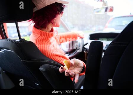 Berlino, Germania. 04th maggio, 2023. Una madre consegna un pezzo di mela a un bambino mentre si parcheggia fuori. (A dpa ''moralmente sul gancio' - 100 anni della festa della mamma in Germania'). Credit: Annette Riedl/dpa/Alamy Live News Foto Stock