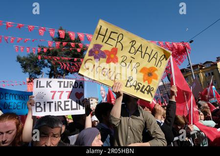 Ordu, Turchia. 03rd maggio, 2022. I visitatori di un rally elettorale hanno dei cartelli che recitano "terminiamo nel primo turno" (l, riferendoci all'elezione), e sulla destra, "ogni primavera inizia con un fiore". Si tratta di un riferimento allo slogan della campagna del candidato di Kilicdaroglu, che recita: "Vi prometto, la primavera verrà di nuovo”. (Al dpa "burocrate o Ghandi di Turchia” - Chi è lo sfidante di Erdogan?”) Credit: Mirjam Schmitt/dpa/Alamy Live News Foto Stock