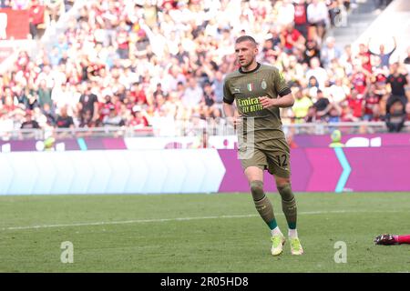 Milano, Italia. 6th maggio, 2023. Italia, Milano, maggio 6 2023: Ante Rebic (attaccante AC Milan) premiando in prima fila nel secondo tempo durante la partita di calcio AC MILAN vs SS LAZIO, Serie A Tim 2022-2023 day34 stadio San Siro (Credit Image: © Fabrizio Andrea Bertani/Pacific Press via ZUMA Press Wire) SOLO USO EDITORIALE! Non per USO commerciale! Foto Stock