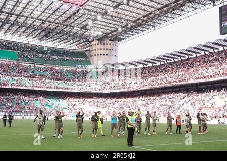 Milano, Italia. 6th maggio, 2023. Italia, Milano, maggio 6 2023: il giocatore di AC Milan saluta i tifosi dopo la vittoria alla fine della partita di calcio AC MILAN vs SS LAZIO, Serie A Tim 2022-2023 day34 stadio San Siro (Credit Image: © Fabrizio Andrea Bertani/Pacific Press via ZUMA Press Wire) SOLO PER USO EDITORIALE! Non per USO commerciale! Foto Stock