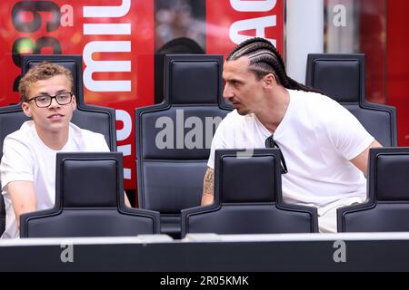 Milano, Italia. 6th maggio, 2023. Italia, Milano, maggio 6 2023: Zlatan Ibrahimovic (attaccante AC Milan) e suo figlio in tribuna durante la partita di calcio AC MILAN vs SS LAZIO, Serie A Tim 2022-2023 day34 stadio San Siro (Credit Image: © Fabrizio Andrea Bertani/Pacific Press via ZUMA Press Wire) SOLO USO EDITORIALE! Non per USO commerciale! Foto Stock