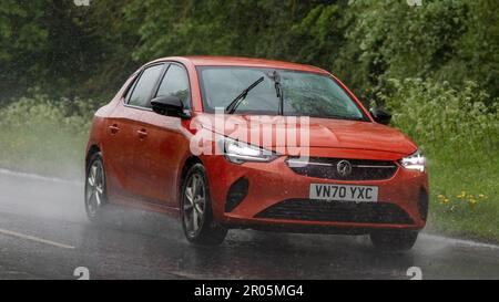 Stony Stratford, Bucks, Regno Unito - Maggio 6th 2023. 2020 arancione VAUXHALL CORSA se PREMIUM guida sotto la pioggia Foto Stock