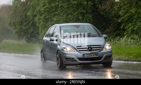 Stony Stratford, Bucks, Regno Unito - Maggio 6th 2023. 2009 blu MERCEDES-BENZ classe B guida sotto la pioggia Foto Stock