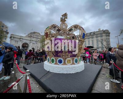 Londra, Regno Unito. 6th maggio, 2023. Una corona simbolica fu esposta nell'Arco di marmo per segnare l'incoronazione di re Carlo. I britannici hanno sfidato il maltempo per dare un'occhiata al flypast delle frecce rosse a Londra. (Credit Image: © Laura Chiesa/Pacific Press via ZUMA Press Wire) SOLO PER USO EDITORIALE! Non per USO commerciale! Foto Stock