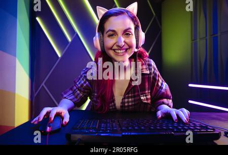 Streamer Linda Garota Mostra Sinal De Coração Com Mãos Jogadores  Profissionais Jogando Online Games Computador, Cor Neon Foto de Stock -  Imagem de planta, mostra: 161561434