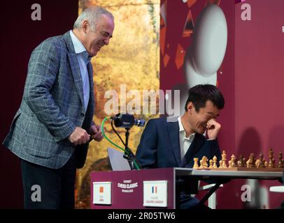 Bucarest, Romania. 6th maggio 2023: Garry Kasparov, il Gran Maestro di scacchi russo, e il Gran Maestro di scacchi cinese, Ding Liren, il campione del mondo in carica, ridono davanti al primo round di Superbet Chess Classic Romania 2023, la prima tappa del circuito del Grand Chess Tour 2023, a Bucarest il 6th maggio 2023. Durante i 10 giorni del torneo, dal 5 al 15 maggio, dieci dei migliori giocatori classificati FIDE gareggeranno. Credit: Lucian Alecu/Alamy Live News Foto Stock