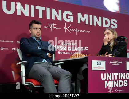 Bucarest, Romania. 6th maggio 2023: Ian Nepomniachtchi (L), Gran Maestro di scacchi russo, durante la partita contro il Gran Maestro di scacchi rumeno Richard Rapport (R) nel primo round di Superbet Chess Classic Romania 2023, la prima tappa del circuito Grand Chess Tour 2023, a Bucarest il 6th maggio 2023. Durante i 10 giorni del torneo, dal 5 al 15 maggio, dieci dei migliori giocatori classificati FIDE gareggeranno. Credit: Lucian Alecu/Alamy Live News Foto Stock