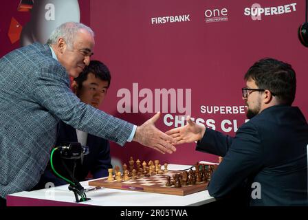 Bucarest, Romania. 6th maggio 2023: Garry Kasparov, Gran Maestro di scacchi russo, e il Gran Maestro di scacchi francese, Maxime Vachier-Lagrave, si stringono le mani davanti al primo round di Superbet Chess Classic Romania 2023, la prima tappa del circuito Grand Chess Tour 2023, a Bucarest il 6th maggio 2023. Durante i 10 giorni del torneo, dal 5 al 15 maggio, dieci dei migliori giocatori classificati FIDE gareggeranno. Credit: Lucian Alecu/Alamy Live News Foto Stock