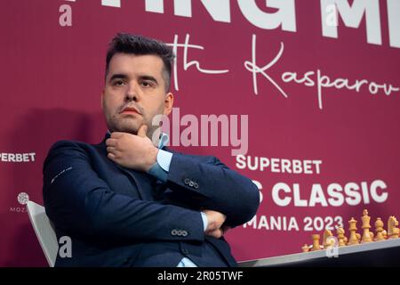 Bucarest, Romania. 6th maggio 2023: Ian Nepomniachtchi, Gran Maestro di scacchi russo, durante la partita contro il Gran Maestro di scacchi rumeno Richard Rapport (non in foto) nel primo round di Superbet Chess Classic Romania 2023, la prima tappa del circuito Grand Chess Tour 2023, a Bucarest il 6th maggio 2023. Durante i 10 giorni del torneo, dal 5 al 15 maggio, dieci dei migliori giocatori classificati FIDE gareggeranno. Credit: Lucian Alecu/Alamy Live News Foto Stock