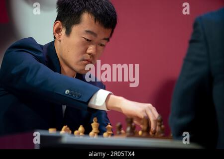 Bucarest, Romania. 6th maggio 2023: Ding Liren, Gran Maestro di scacchi cinese e campione mondiale di scacchi in carica, durante la partita contro il Gran Maestro di scacchi francese Maxime Vachier-Lagrave (non in foto), nel primo round di Superbet Chess Classic Romania 2023, la prima tappa del circuito Grand Chess Tour 2023, a Bucarest il 6th maggio 2023. Durante i 10 giorni del torneo, dal 5 al 15 maggio, dieci dei migliori giocatori classificati FIDE gareggeranno. Credit: Lucian Alecu/Alamy Live News Foto Stock