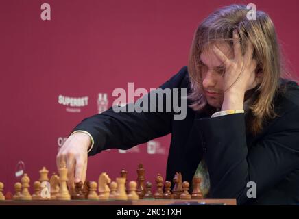 Bucarest, Romania. 6th maggio, 2023: Il nonno rumeno Richard Rapport durante la partita contro il nonno russo Ian Nepomniachtchi (non in foto) nel primo round di Superbet Chess Classic Romania 2023, la prima tappa del circuito Grand Chess Tour 2023, a Bucarest il 6th maggio 2023. Durante i 10 giorni del torneo, dal 5 al 15 maggio, dieci dei migliori giocatori classificati FIDE gareggeranno. Credit: Lucian Alecu/Alamy Live News Foto Stock