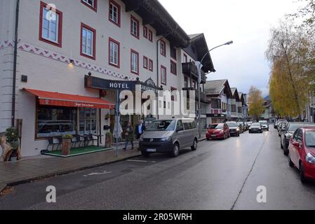 La strada principale di Garmisch-Partenkirchen, una stazione sciistica in Baviera, Germania meridionale, novembre 2022 Foto Stock