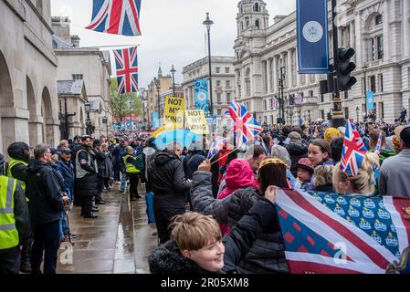 Londra, Regno Unito. 06th maggio, 2023. Pochi membri del gruppo anti-monarchico chiamato 'Repubblica' protesta hanno cartelli contro re Carlo III, che dice 'non il mio re'. La Gran Bretagna è molto eccitata a causa del giorno dell'incoronazione di Re Carlo III. L'ultima incoronazione nel paese risale a 70 anni fa. Re Carlo III e la Regina Camilla furono portati all'Abbazia di Westminster dalla carrozza d'oro dove si tenne la cerimonia. Credit: SOPA Images Limited/Alamy Live News Foto Stock