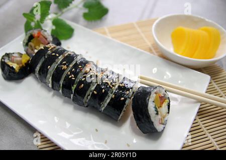 Rullo coreano Gimbap(kimbob) realizzato da il riso bianco cotto a vapore (BAP) e vari altri ingredienti Foto Stock