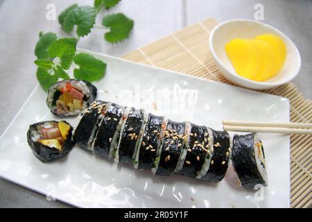 Rullo coreano Gimbap(kimbob) realizzato da il riso bianco cotto a vapore (BAP) e vari altri ingredienti Foto Stock