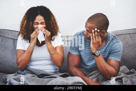 Im vado al malato ora anche. un giovane irritato dalla sua ragazza che soffre di allergie a casa. Foto Stock