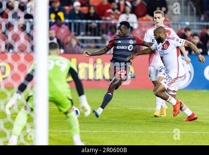 Toronto, Canada. 6th maggio, 2023. Richie Laryea (2nd L) del Toronto FC spara la palla durante la 2023 Major League Soccer (MLS) match contro la New England Revolution al BMO Field di Toronto, Canada, 6 maggio 2023. Credit: Zou Zheng/Xinhua/Alamy Live News Foto Stock