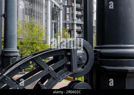 Londra. UK- 05.04.2023. Un dettaglio del Gasholder Park a King's Cross. Uno spazio ricreativo aperto costruito all'interno della struttura di un deposito di gas fuori servizio Foto Stock