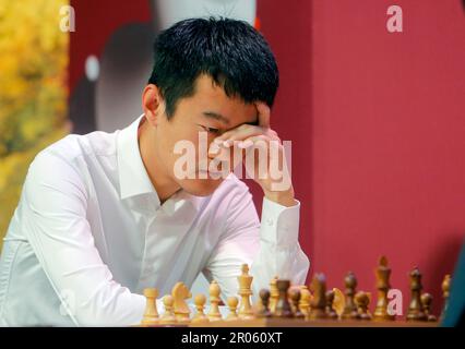 (230507) -- BUCAREST, 7 maggio 2023 (Xinhua) -- campione del mondo di scacchi, Ding Liren della Cina, compete contro Maxime Vachier-Lagrave di Francia durante il turno 1 durante il Grand Chess Tour 2023 a Bucarest, capitale della Romania, 6 maggio 2023. (Foto di Cristian Cristel/Xinhua) Foto Stock