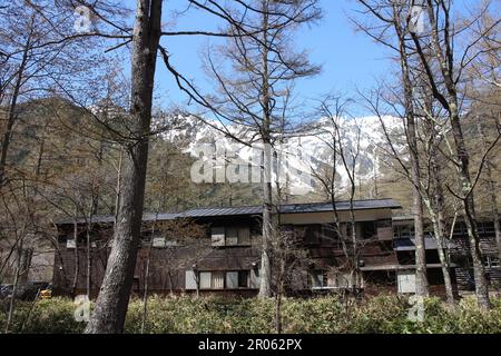 Monte Hotaka sopra il rifugio di montagna a Kamikochi, Giappone Foto Stock