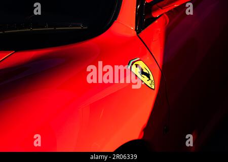 Logo Ferrari sulla Guardia anteriore della Ferrari rossa 360 Foto Stock