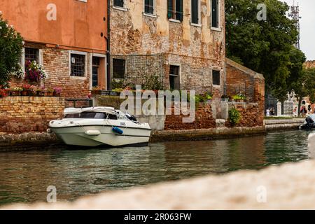 Barca ancorata sul canale a Venezia, Italia Foto Stock