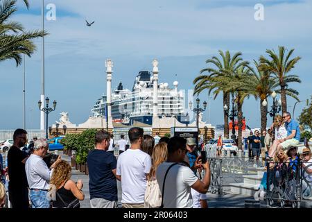 CADICE, SPAGNA - 30 APRILE 2023: Nave da crociera a Cadice, Spagna il 30 aprile 2023 Foto Stock