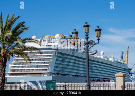 CADICE, SPAGNA - 30 APRILE 2023: Nave da crociera a Cadice, Spagna il 30 aprile 2023 Foto Stock