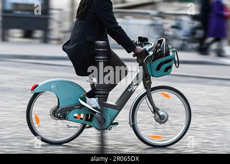 Parigi, Francia. 06th maggio, 2022. L'immagine mostra le biciclette elettriche blu Velib (bicicletta, bicicletta) a Parigi, in Francia, il 6 maggio 2023. Foto di Victor Joly/ABACAPRESS.COM Credit: Abaca Press/Alamy Live News Foto Stock