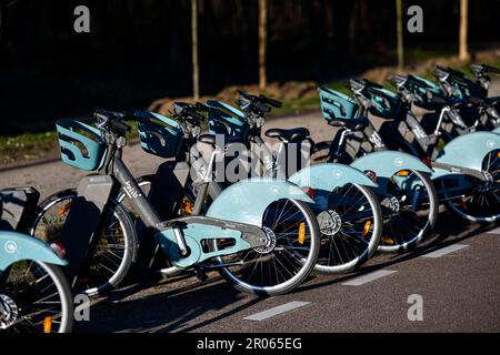 Parigi, Francia. 06th maggio, 2022. L'immagine mostra le biciclette elettriche blu Velib (bicicletta, bicicletta) a Parigi, in Francia, il 6 maggio 2023. Foto di Victor Joly/ABACAPRESS.COM Credit: Abaca Press/Alamy Live News Foto Stock