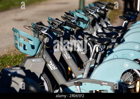 Parigi, Francia. 06th maggio, 2022. L'immagine mostra le biciclette elettriche blu Velib (bicicletta, bicicletta) a Parigi, in Francia, il 6 maggio 2023. Foto di Victor Joly/ABACAPRESS.COM Credit: Abaca Press/Alamy Live News Foto Stock