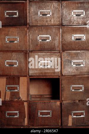 Rotto legno vintage armadio con cassetti mancanti. Scheda libreria o catalogo file. Concetto di database retrospettivo. Foto Stock