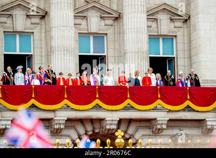 Londra, Regno Unito. 06th maggio, 2023. Re Carlo III e la Regina Camilla, Guglielmo, Principe di Galles e Caterina, Principessa di Galles Principe Giorgio di Galles e Principessa Charlotte di Galles e Principe Luigi di Galles Anna, Principessa reale e Vice Ammiraglio Sir Tim Laurence Principe Edward, Conte di Wessex e Sophie, Contessa di Wessex, Lady Louise Mountbatten-Windsor e Visconte Severn Principe Edoardo il Duca di Kent, Katharine, Duchessa di Kent, Principe Richard e Birgitte Duca e Duchessa di Gloucester sul balcone di Buckingham Palace a Londra, il 06 maggio 2023, dopo l'incoronazione di Carlo III e Camil Foto Stock