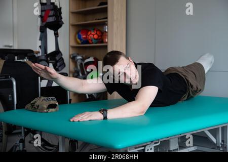 14 aprile 2023, Lviv, Ucraina: Ruslan Topchan, 20 anni, Soldato di 5th brigate d'assalto separate delle forze armate dell'Ucraina perse le sue due gambe il 21 dicembre 2022 nella città di New York nella regione di Donetsk, nel centro di riabilitazione, Lviv. Il centro di riabilitazione ininterrotto è stato aperto a Lviv sulla base dell'edificio ricostruito del policlinico, dove 10.000 ucraini potranno essere sottoposti a riabilitazione ogni anno. Dall'inizio dell'invasione su vasta scala della Russia dell'Ucraina, il centro ha già trattato più di 11.000 ucraini feriti, di cui 350 bambini. Le sue aree Foto Stock