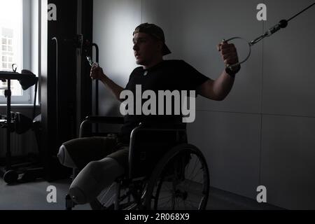 Lviv, Ucraina. 14th Apr, 2023. Ruslan Topchan, 20 anni, soldato di 5th brigate d'assalto separate delle forze armate ucraine perse le sue due gambe il 21 dicembre 2022 nella città di New York nella regione di Donetsk, nel centro di riabilitazione, Lviv. Il centro di riabilitazione ininterrotto è stato aperto a Lviv sulla base dell'edificio ricostruito del policlinico, dove 10.000 ucraini potranno essere sottoposti a riabilitazione ogni anno. Dall'inizio dell'invasione su vasta scala della Russia dell'Ucraina, il centro ha già trattato più di 11.000 ucraini feriti, di cui 350 bambini. Le sue aree Foto Stock