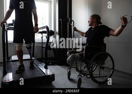 Lviv, Ucraina. 14th Apr, 2023. Ruslan Topchan, 20 anni, soldato di 5th brigate d'assalto separate delle forze armate ucraine perse le sue due gambe il 21 dicembre 2022 nella città di New York nella regione di Donetsk, nel centro di riabilitazione, Lviv. Il centro di riabilitazione ininterrotto è stato aperto a Lviv sulla base dell'edificio ricostruito del policlinico, dove 10.000 ucraini potranno essere sottoposti a riabilitazione ogni anno. Dall'inizio dell'invasione su vasta scala della Russia dell'Ucraina, il centro ha già trattato più di 11.000 ucraini feriti, di cui 350 bambini. Le sue aree Foto Stock