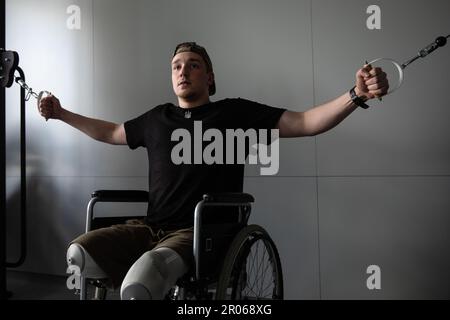 Lviv, Ucraina. 14th Apr, 2023. Ruslan Topchan, 20 anni, soldato di 5th brigate d'assalto separate delle forze armate ucraine perse le sue due gambe il 21 dicembre 2022 nella città di New York nella regione di Donetsk, nel centro di riabilitazione, Lviv. Il centro di riabilitazione ininterrotto è stato aperto a Lviv sulla base dell'edificio ricostruito del policlinico, dove 10.000 ucraini potranno essere sottoposti a riabilitazione ogni anno. Dall'inizio dell'invasione su vasta scala della Russia dell'Ucraina, il centro ha già trattato più di 11.000 ucraini feriti, di cui 350 bambini. Le sue aree Foto Stock