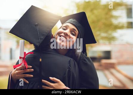 L'abbiamo fatto. due laureati si abbracciano il giorno della laurea. Foto Stock