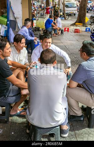 Uomini vietnamiti seduti al bar Sidewalk per colazione, ho Chi Minh City, Vietnam Foto Stock