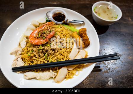 Kolo Mee, un piatto malese popolare nello stato di Sarawak, Malesia orientale. il kolo Mee è un piatto malese di tagliatelle secche Foto Stock