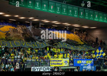 Treviso, Italia. 06th maggio, 2023. Sostenitori di Imoco Conegliano Credit: Independent Photo Agency/Alamy Live News Foto Stock