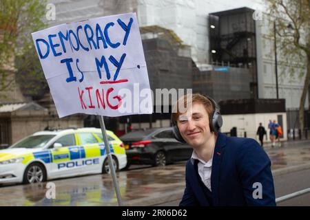 Londra, Westminster, Gran Bretagna. 06/5/2023 giorno dell'incoronazione. Giovane uomo che tiene il cartello 'la democrazia è il mio re' come le celebrazioni del giorno dell'incoronazione sono state segnate da diversi arresti da parte della polizia come dimostrano i manifestanti dell'Anti-Monarchia. Helen Cowles / Alamy Live News Foto Stock