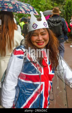 Londra, Westminster, Gran Bretagna. 06/5/2023 giorno dell'incoronazione. Un sorriso allegro da una donna a Whitehall Gardens, Westminster continua a godersi la giornata nonostante il deperimento della pioggia. Helen Cowles / Alamy Live News Foto Stock