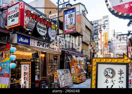 Ristoranti e negozi nel quartiere Shinsekai, Osaka/Giappone Foto Stock