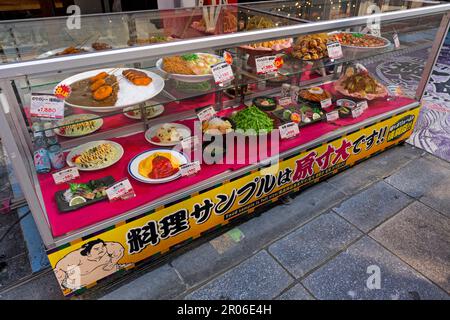Ristoranti e negozi nel quartiere di Shinsekai (Osaka/Giappone) Foto Stock