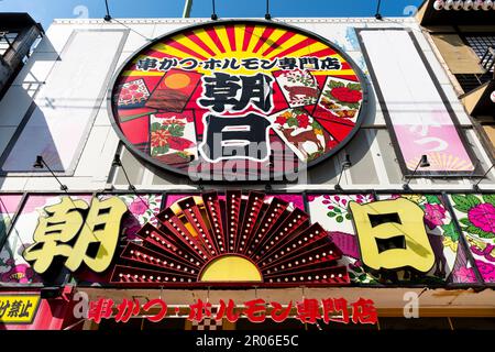 Annunci colorati nel quartiere di Shinsekai (Osaka/Giappone) Foto Stock